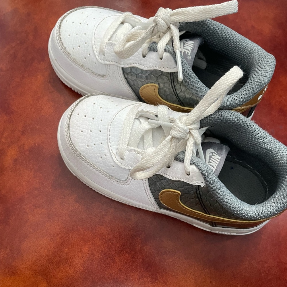 Nike Force 1 SE (PS) white metallic gold snake skin sneakers | toddler